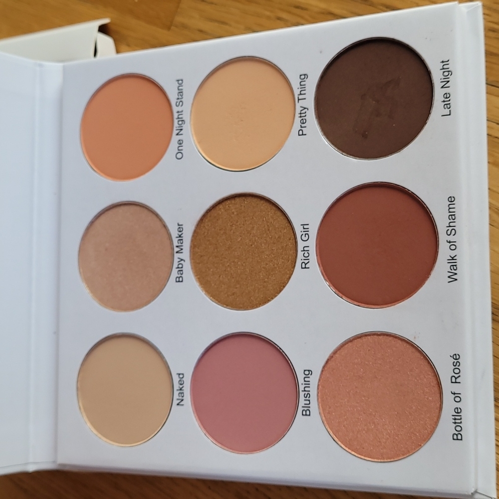Give them LALA beauty pretty palette Shaddow Make Up